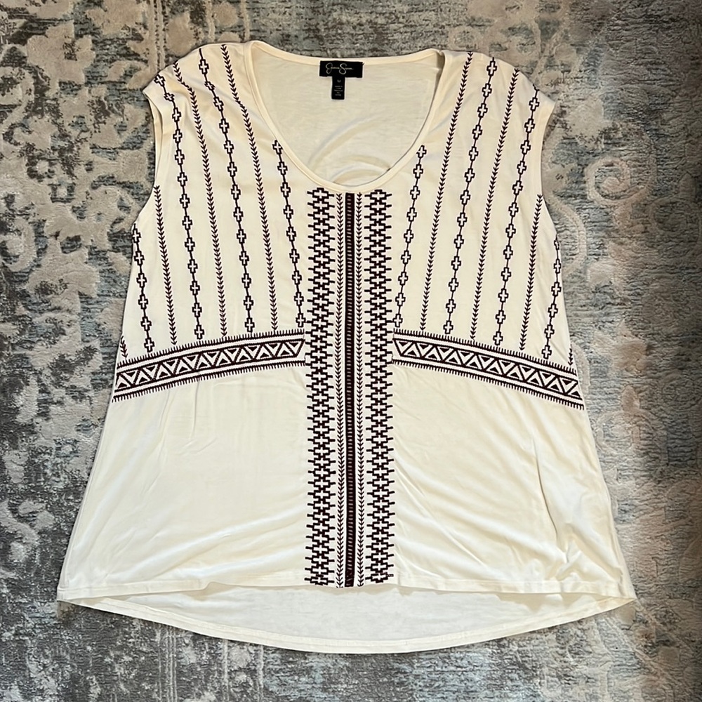 Jessica Simpson rounded hem top